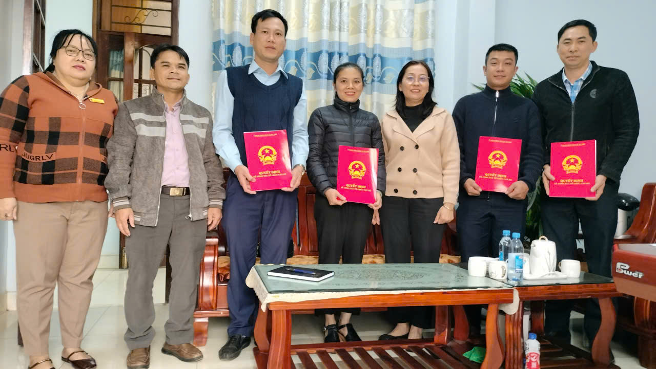 Ngày 6/1/2026 UBND xã Ea Phê tổ chức hội nghị công bố quyết định về công tác cán bộ.